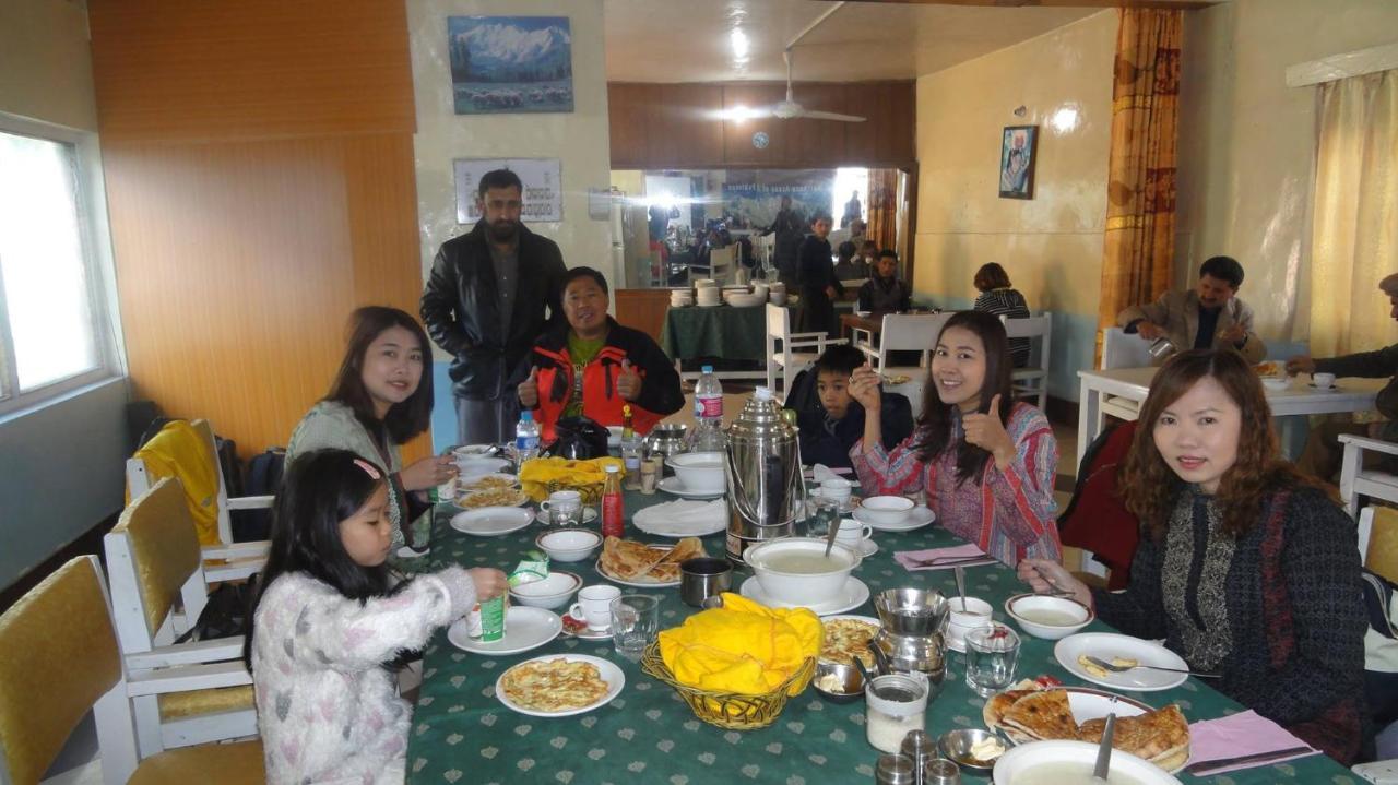 Madina Hotel 2 Gilgit Dış mekan fotoğraf